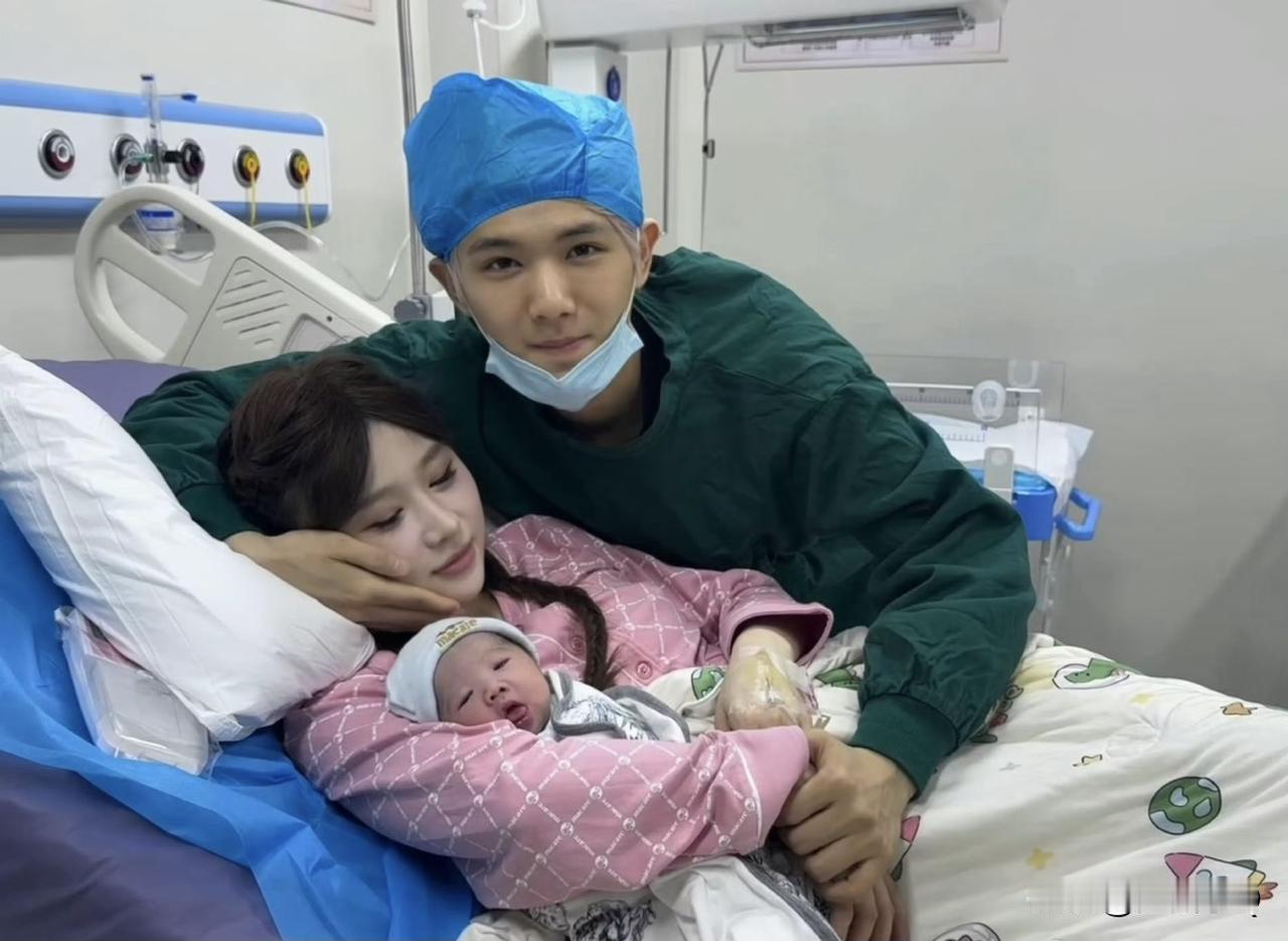 鹿哈官宣得女晋升奶爸行列，多少人第一眼都会看出鹿晗。鹿哈的老婆偶像包袱还挺重，生