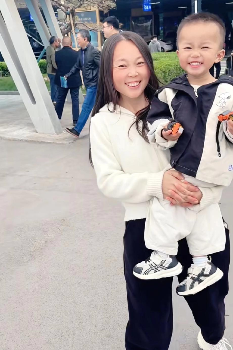 甘宇翼的儿子成成回山东了，难道爷爷奶奶不给带了？甘宇翼自从找到