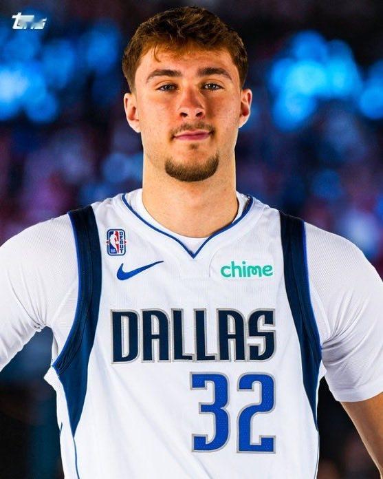 以后每个新秀NBA的处子战球衣上都会有一枚debut的徽章，一生只有一次那种，打