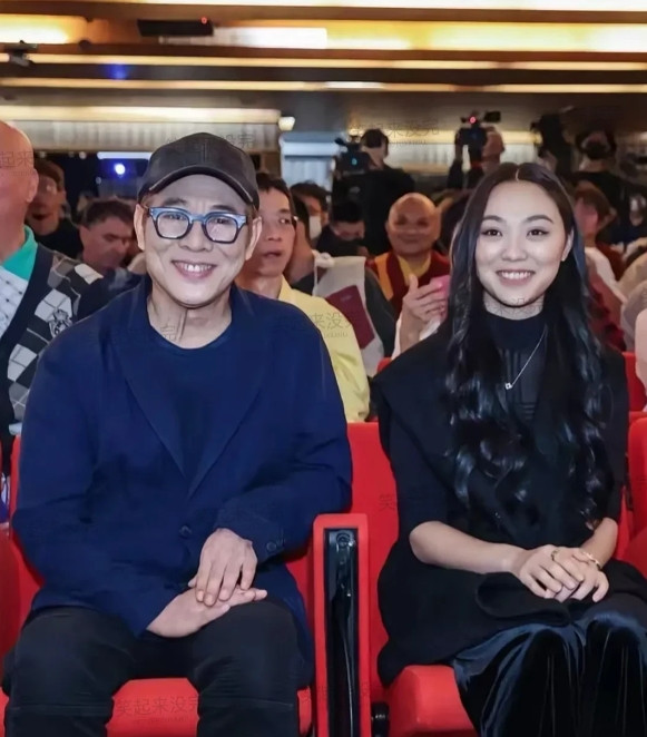 发现李连杰以前总没晒过和黄秋燕生的两个女儿，可能也是处于对两个女儿隐私的保护吧！
