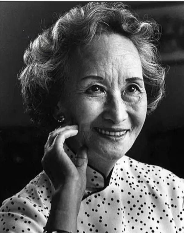 1973年，58岁郑念因拒绝出狱，监狱长得知后暴跳如雷，直接命人把她架出去，不顾