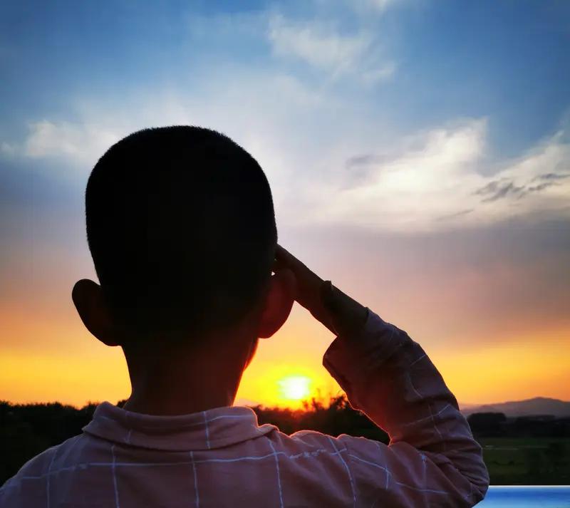 泪奔，儿子重病奄奄一息，医院已下病危通知书，儿子断断续续的跟妈妈说：“妈妈！一点