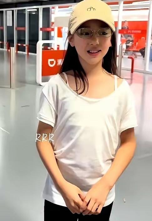 刚刷到董璇她女儿的视频，给我看愣了，才十岁的小姑娘披着宽大成人T恤，举止沉稳