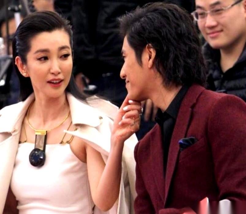 聊聊陈坤和李冰冰。那场发布会，上百个镜头像黑洞洞的枪口，对着台上。李冰冰忽然不