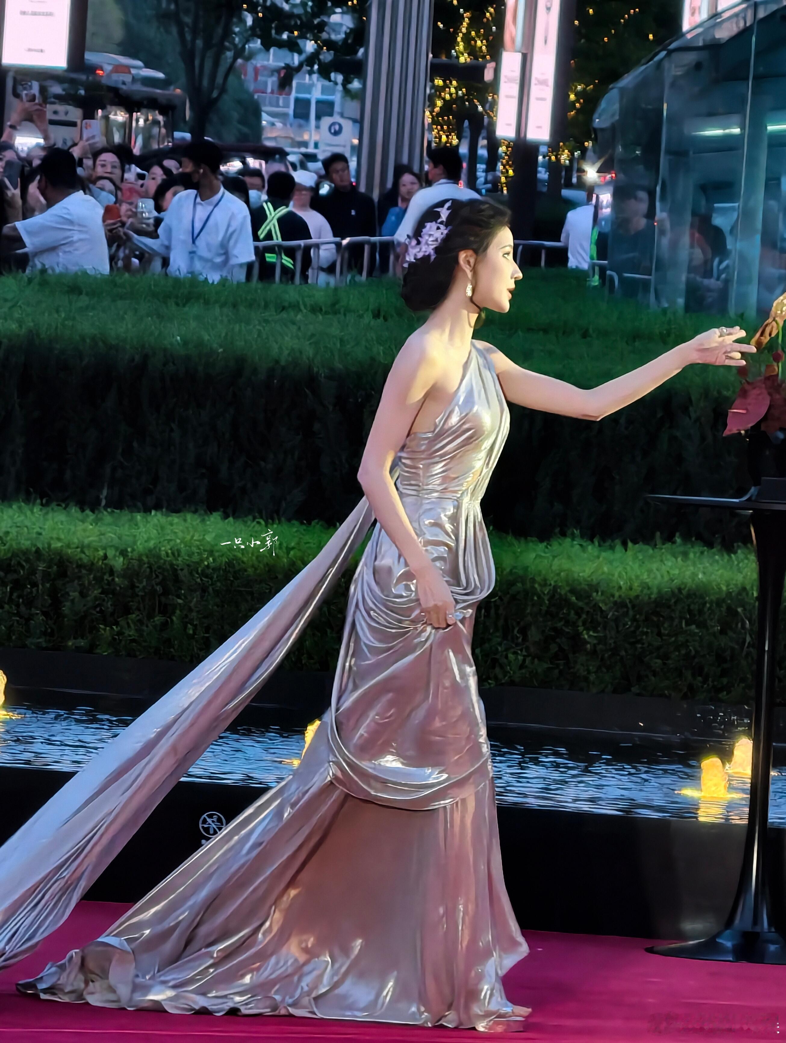 张予曦红毯是她的舒适区、张予曦大明星是一种感觉内娱红毯还得看张予曦，舒适区稳定发