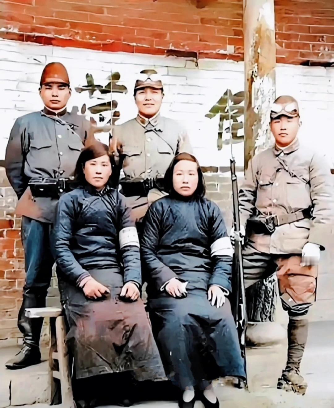 女汉奸与日军合影，留下了终身的耻辱！这张老照片拍摄的背景，是抗战时期华北沦陷后，