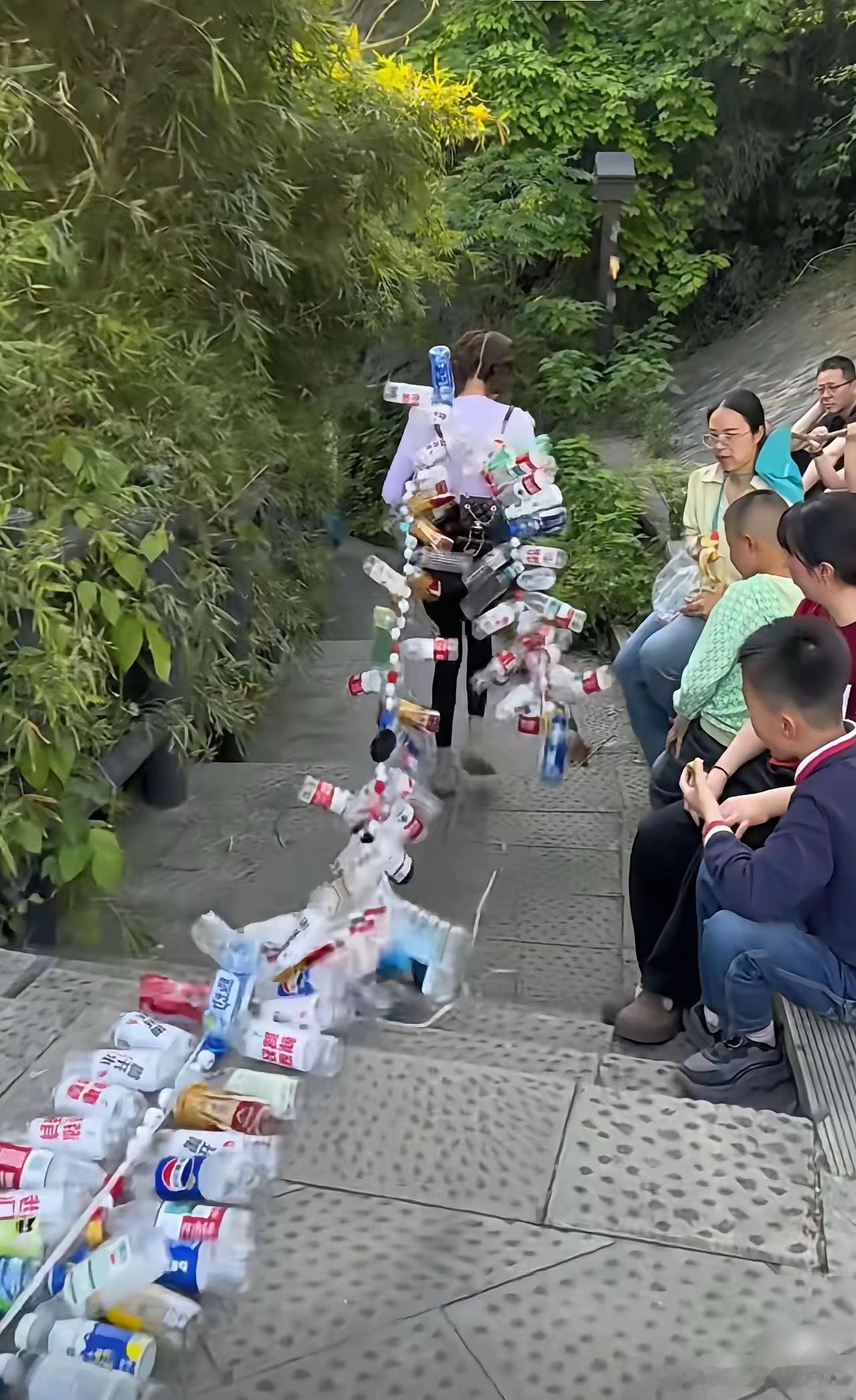 年轻人的爬山方式