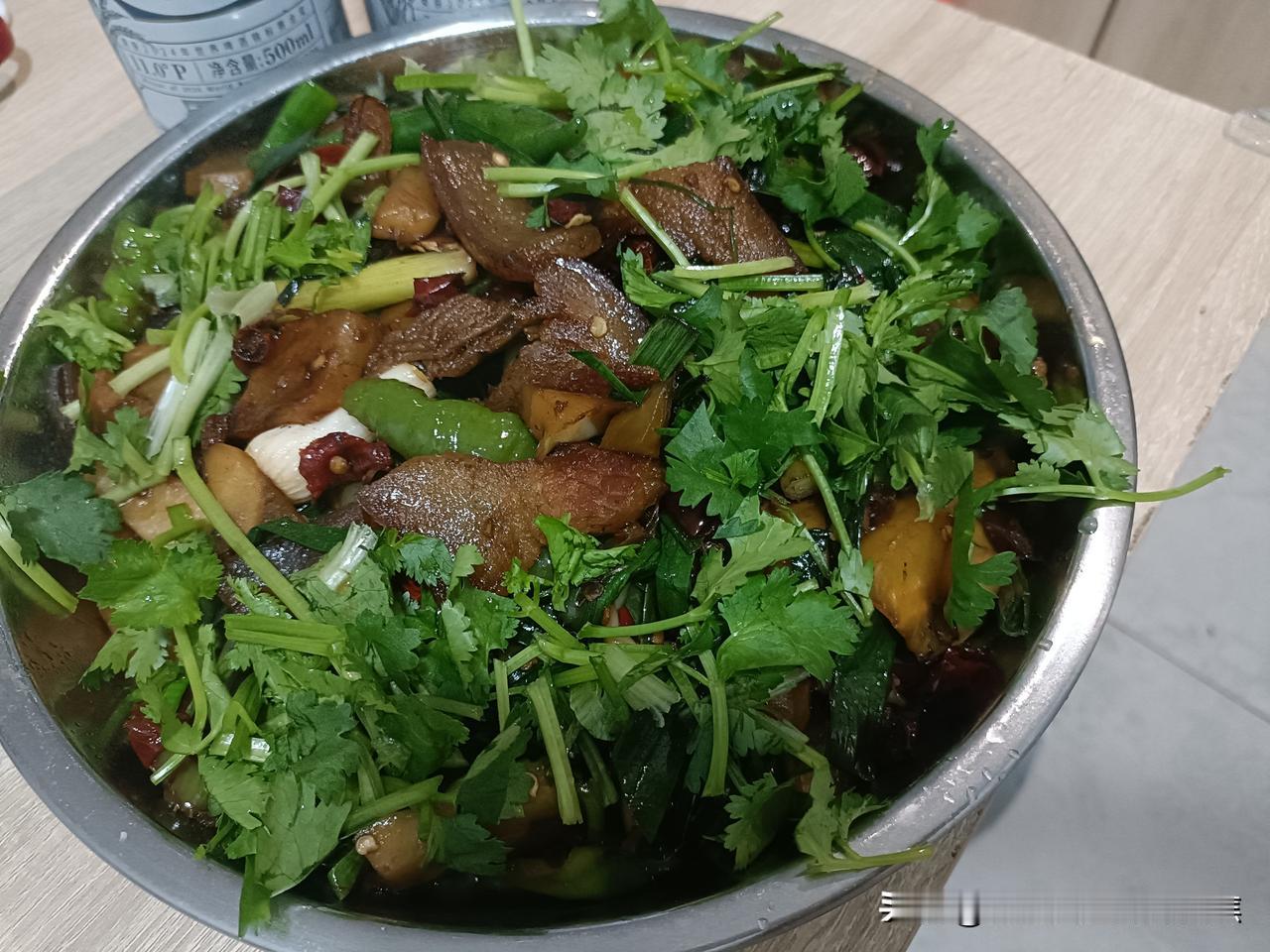 杨律直播做蒜苗炒腊肉。去饭店吃饭，我点了份蒜苗炒腊肉，可菜端上来，却不见蒜苗的