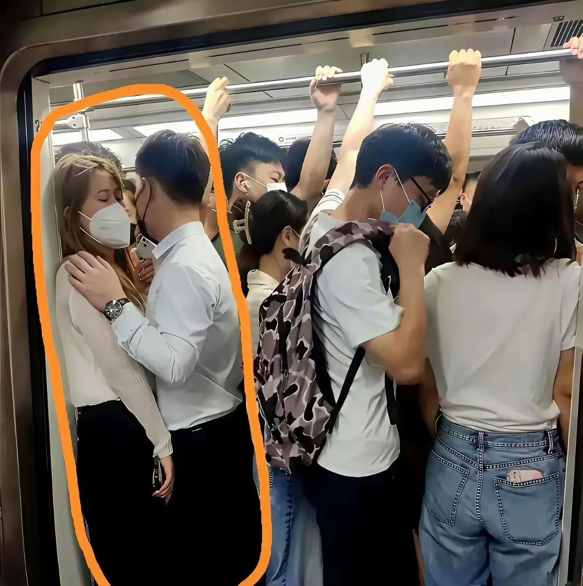 早高峰地铁挤到贴墙，你猜这俩人是情侣，还是陌生人？