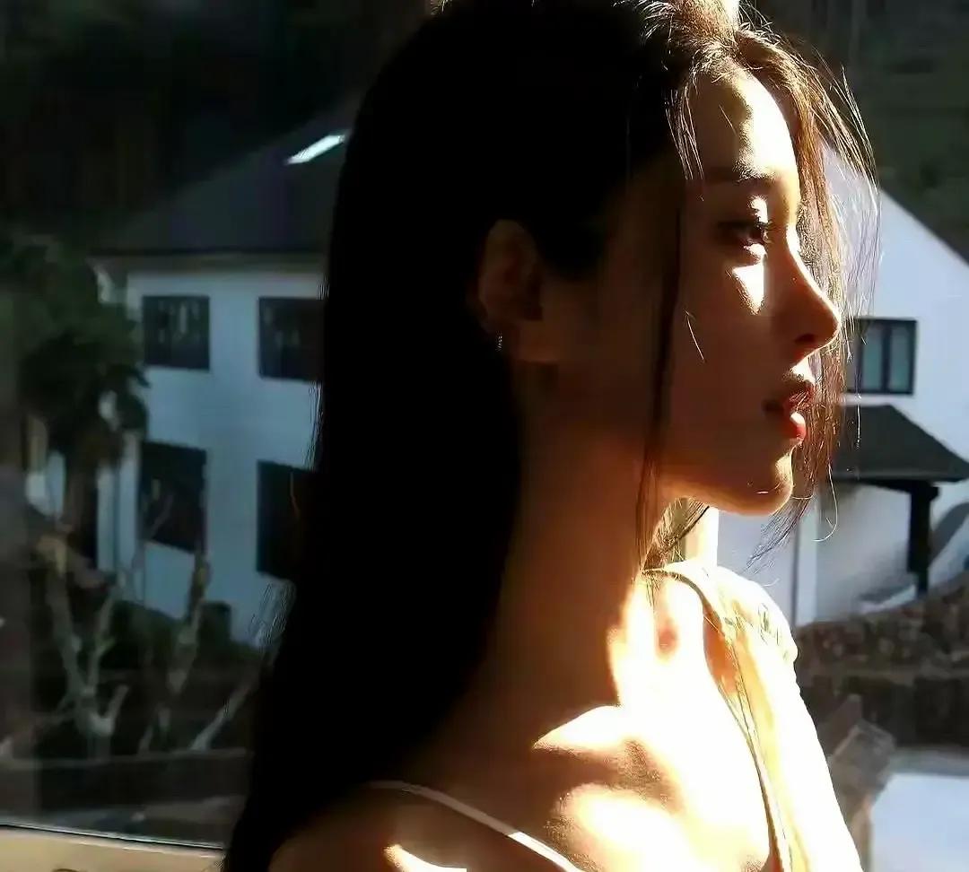 刷到投票说七成人都愿意让前任回头，评论区全是“搞砸过才懂珍惜”我翻了十几条笔记，