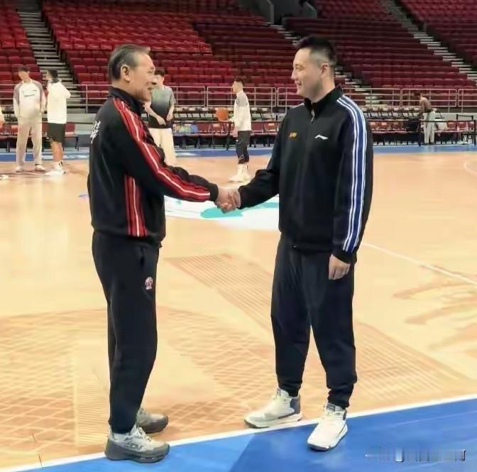 上海队和北京队主教练赛前握手攀谈，今晚的京沪CBA比赛应该也是和为贵。上海队两