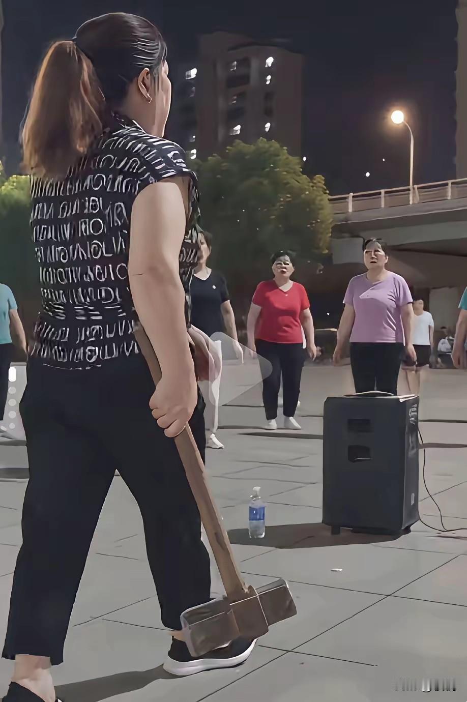 女子的做法干净利落广场舞扰民这事真的太让人头疼。小区广场上一群大爷大妈每天晚上