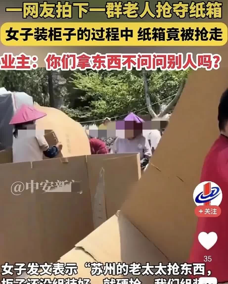 江苏苏州，一女子搬家，买了全新的柜子，刚卸下车，放在单元门口，谁知这时，冲上来十