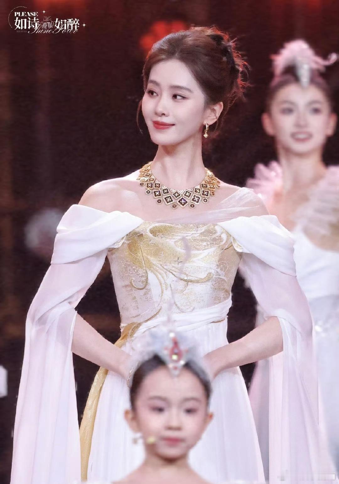 刘诗诗神女出场，身穿鎏金白纱裙，好高雅的姿态