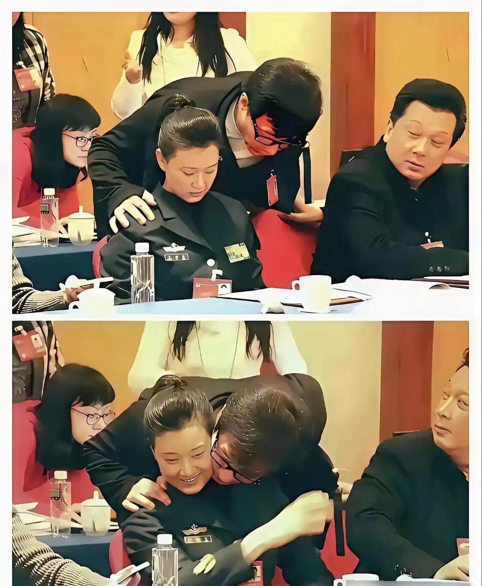 56岁的成龙，突然在饭局上搂住一位著名女歌唱家的肩。她礼貌地笑了，同桌的男士瞬