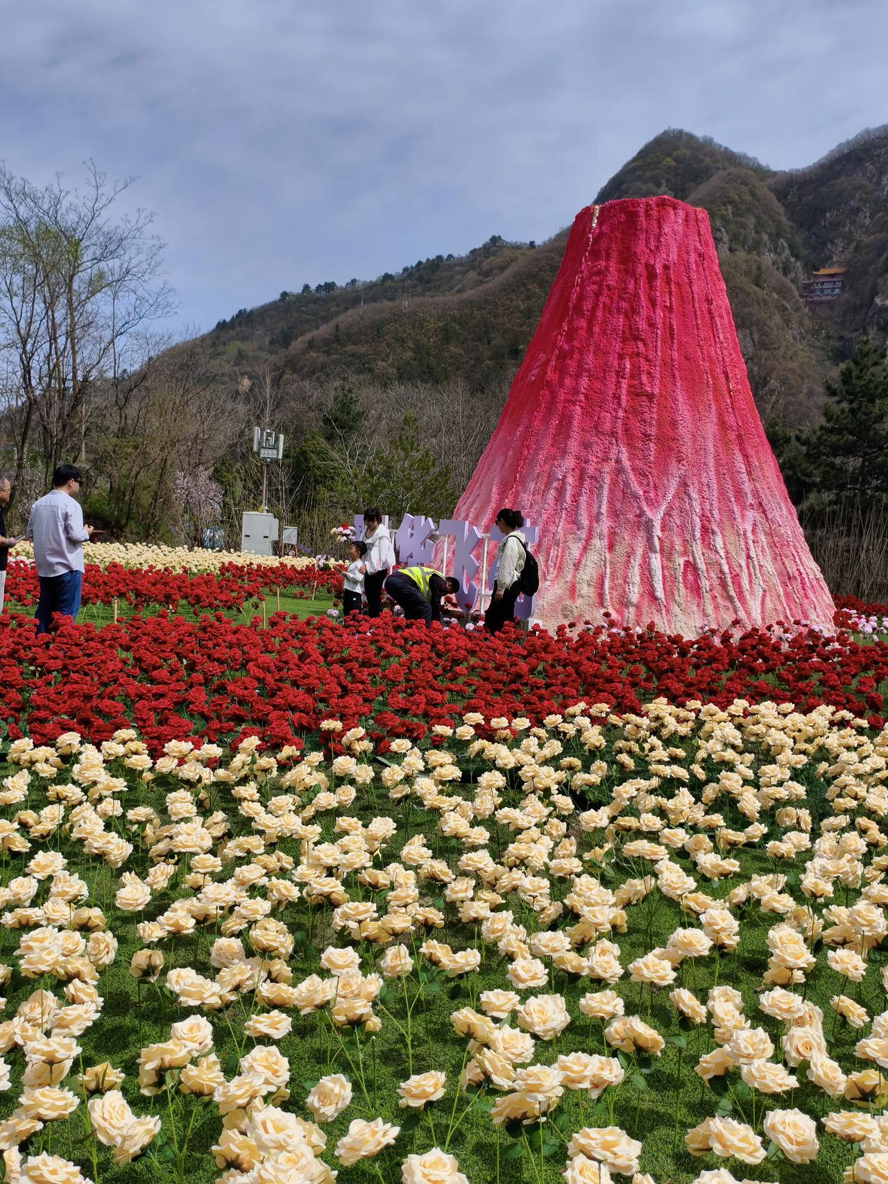 今天一家三口去翠花山景区游玩，门票每人65元，车辆进山费25云，这两项花了220