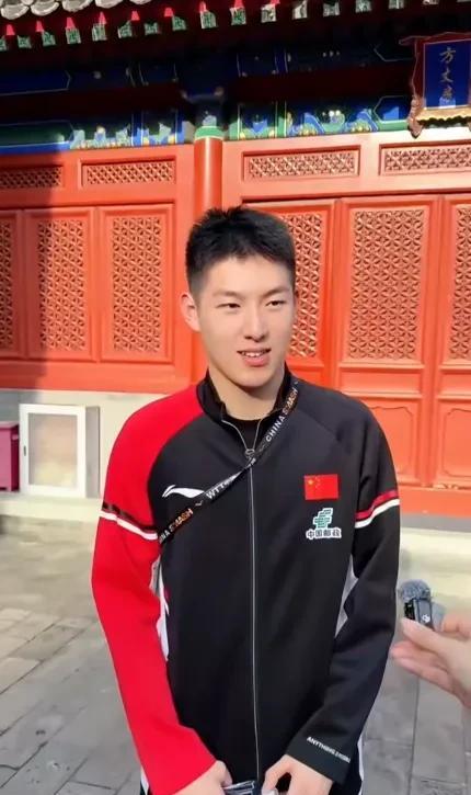 温瑞博被欺负惨了！在法门寺抽签的时候，向鹏，黄有政，温瑞博一起走着，对面来