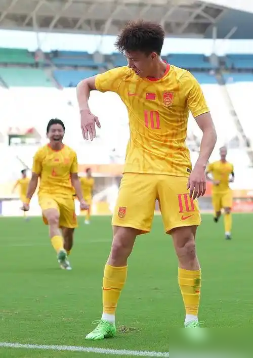 亚洲足球干得最绝的一件事，直接把奥运男足名额砍到2个。U23亚洲杯2028年改制，四年一届，就为绑死