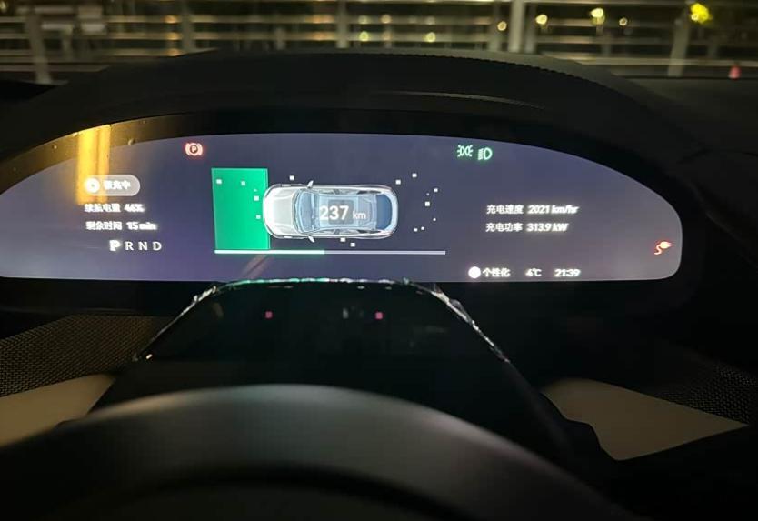 趁着小长假，我们开着001来了趟跨省自驾。满电出发，实际高速续航接近500公里，