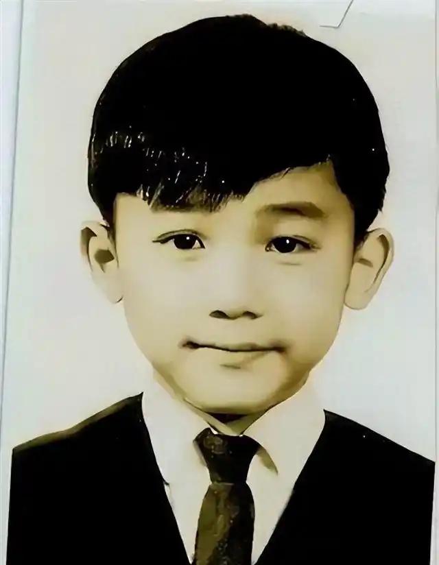 听说这是三位顶流明星的小时候，都是谁呢？第一位在大学时就崭露头角，小时候略显