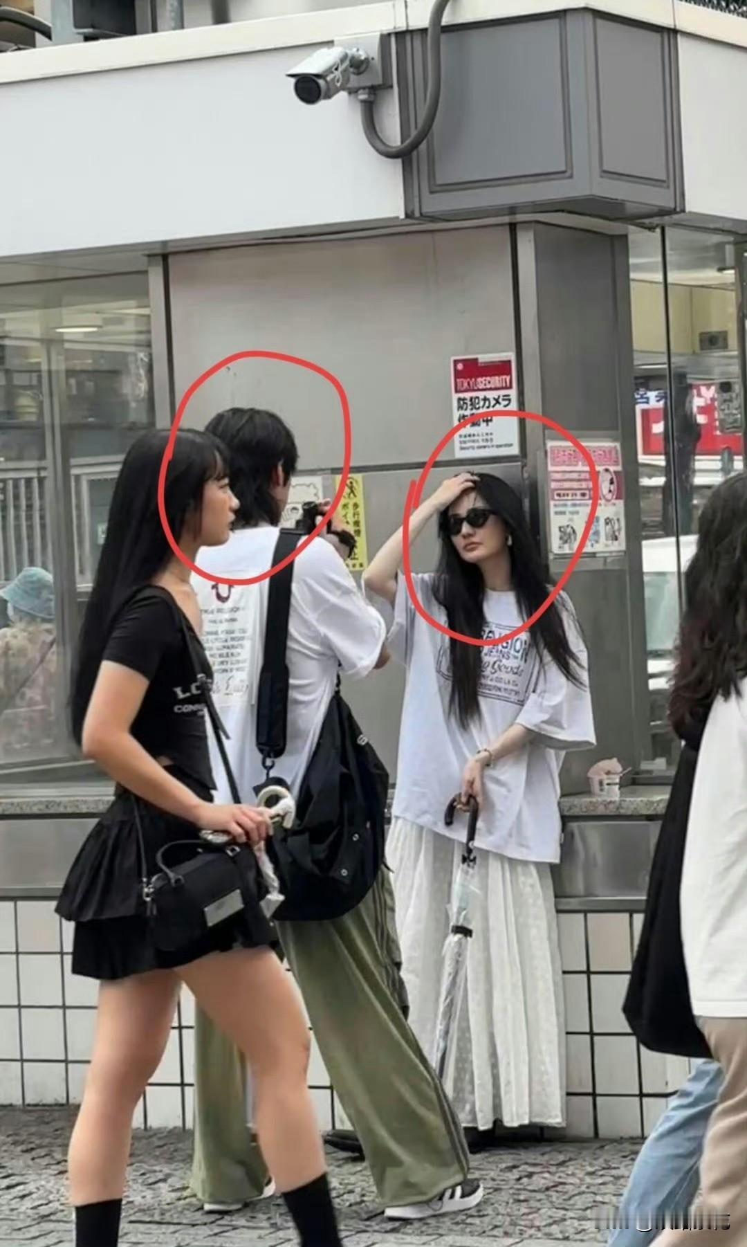 近日，有网友在日本镰仓街头偶遇了徐璐与小5岁男友吴崇轩，两人当天穿着情侣装低调出