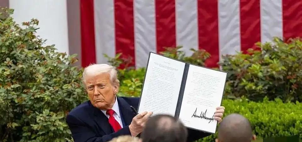 有人认为，越南接受了美国向其出口商品零关税的政策，此举意味着越南怂了，彻底跪了。