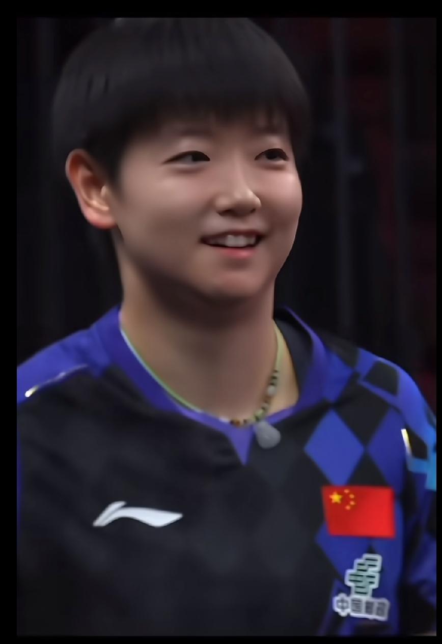 谁能拒绝笑容这么治愈的孙颖莎啊！镜头前叽叽喳喳碎碎念，脸蛋圆圆，眼睛弯成小月牙