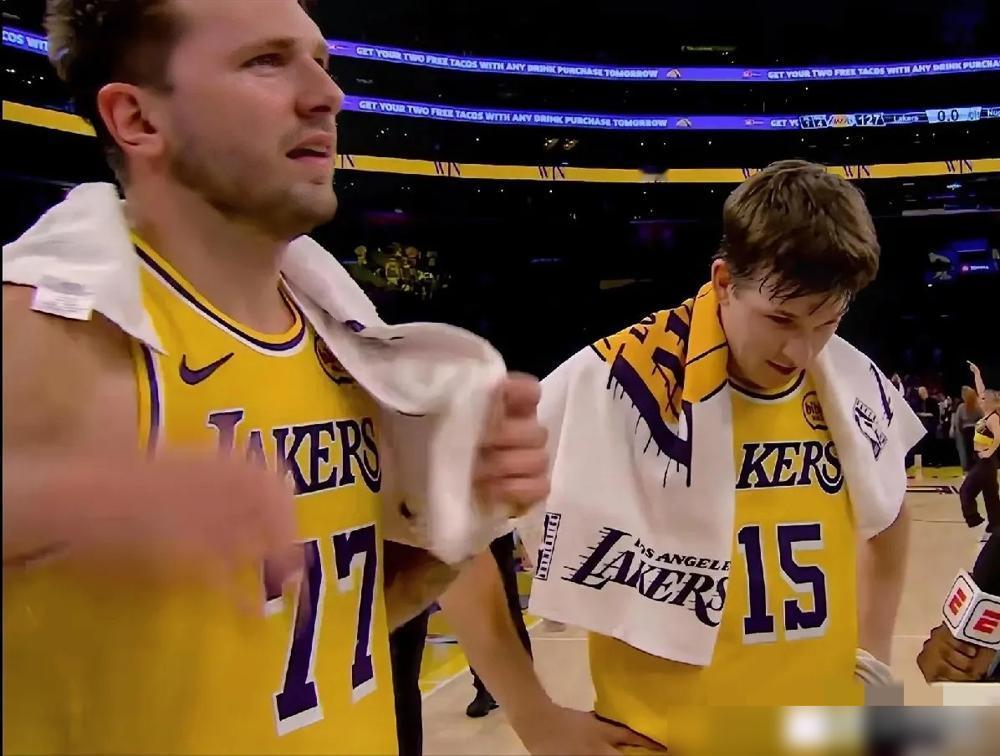 别信那些“缝合怪”新闻了，湖人这场球，比编的还邪乎。常规时间最后5.2秒，湖