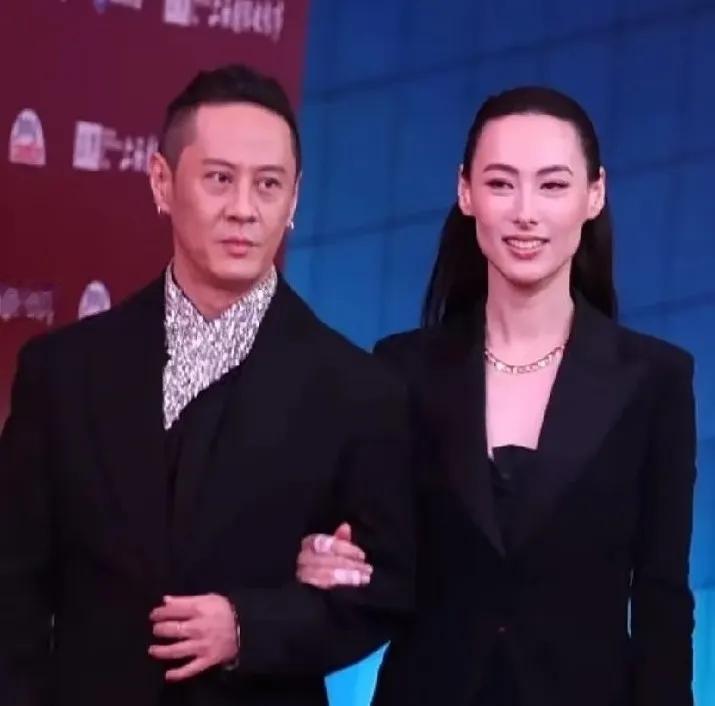 刚刚去查了一下马浴柯的感情史，不查不知道，一查才明白！真正稳重的男人，感情从来都