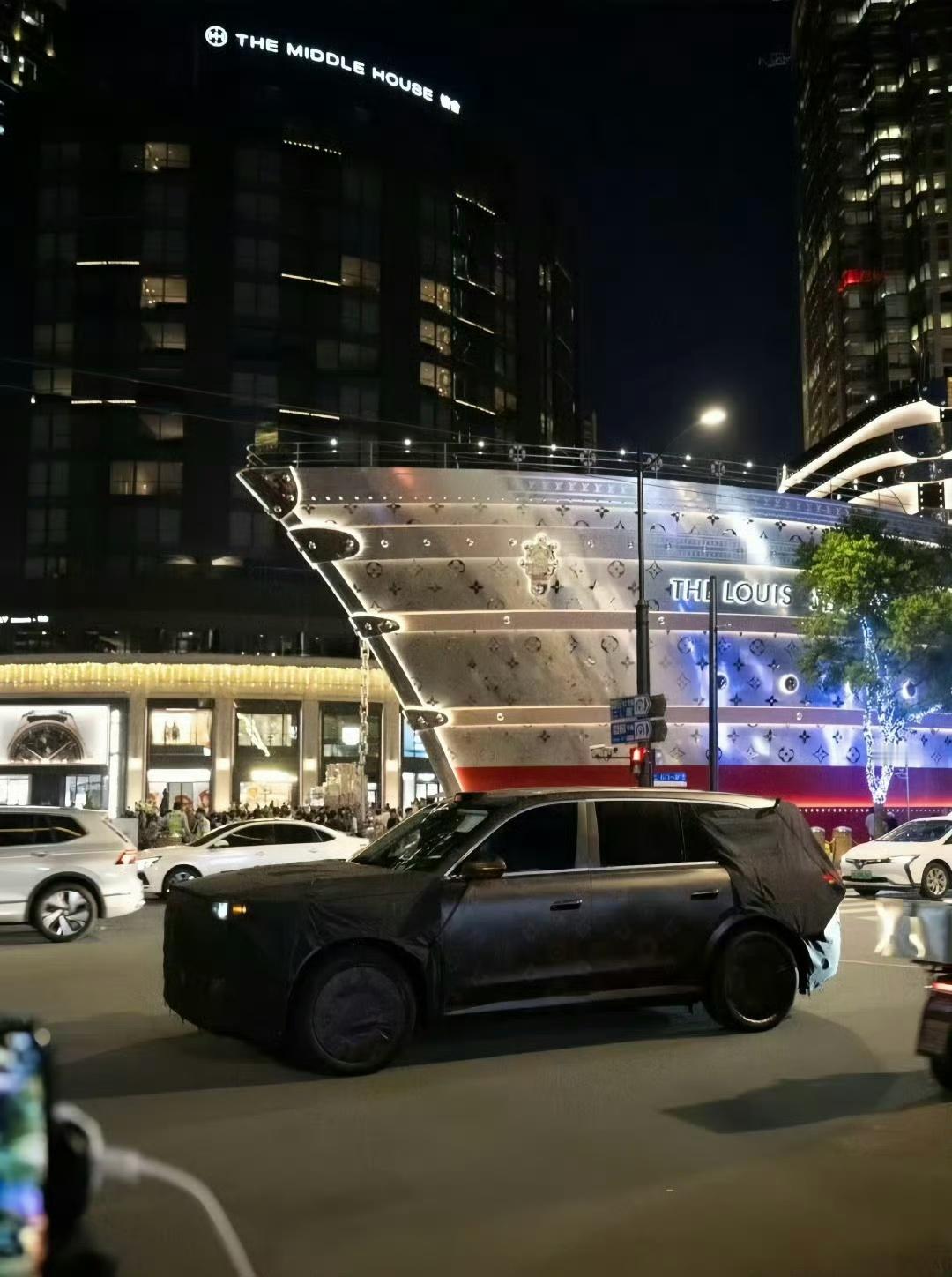 疑似尊界SUV，贴的伪装都感觉挺豪[捂脸哭]，体型是够大的​​​