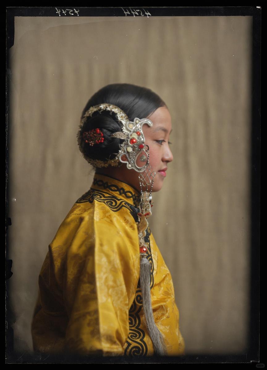 这张老照片，是晚清汉族仕女的经典侧影，照片中女子的发型，是清末汉族仕女风靡一时的