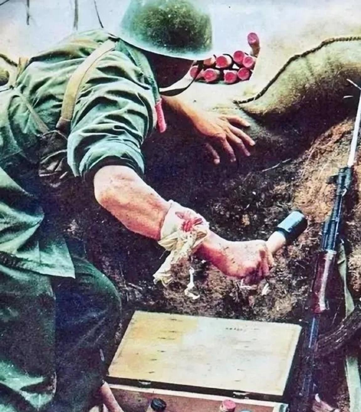 1984年，一22岁战士误闯入一个山洞，他发现里面竟都是女人，就在战士摸出手榴弹