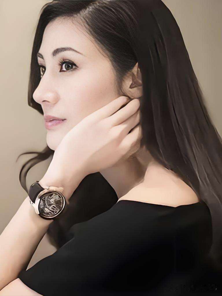 李嘉欣，港风时代的绝色佳人，冷艳与优雅并存，一颦一笑皆是传奇。港风顶级美人港风
