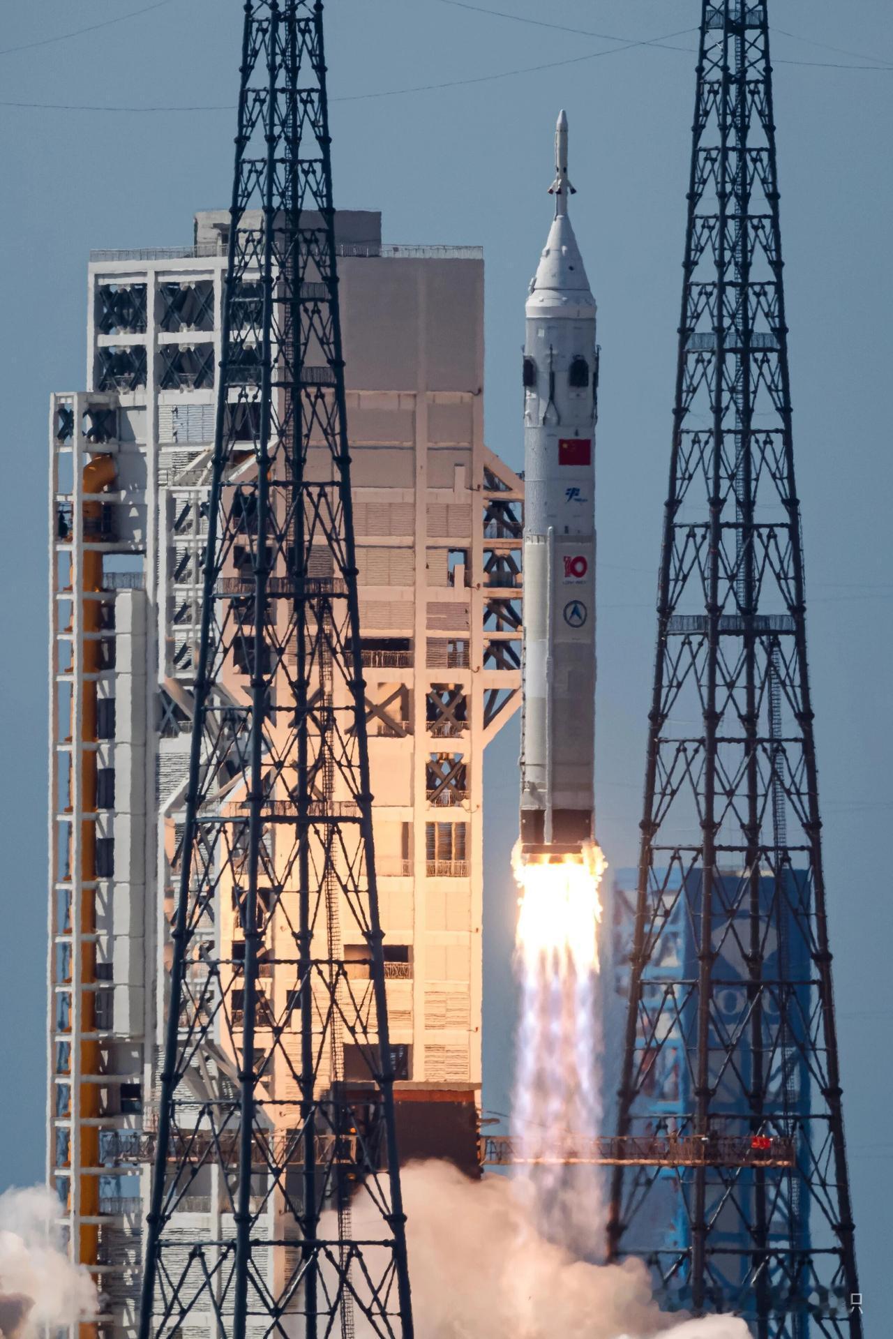 今天上午，海南文昌发射场。长征10甲火箭一级搭载梦舟无人试验飞船发射升空！这是中