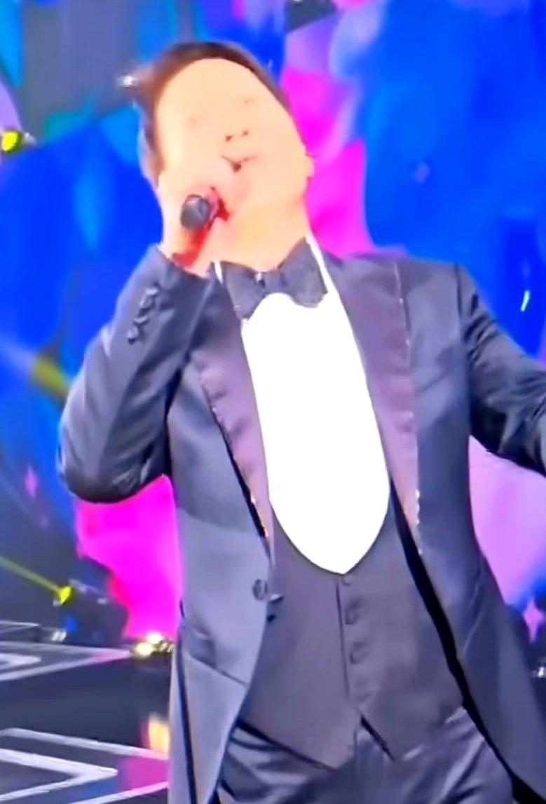 刘銮雄在红馆灯光下抬手一拍，甘比立刻把视线从黎明身上收回，这一秒动作值300亿。