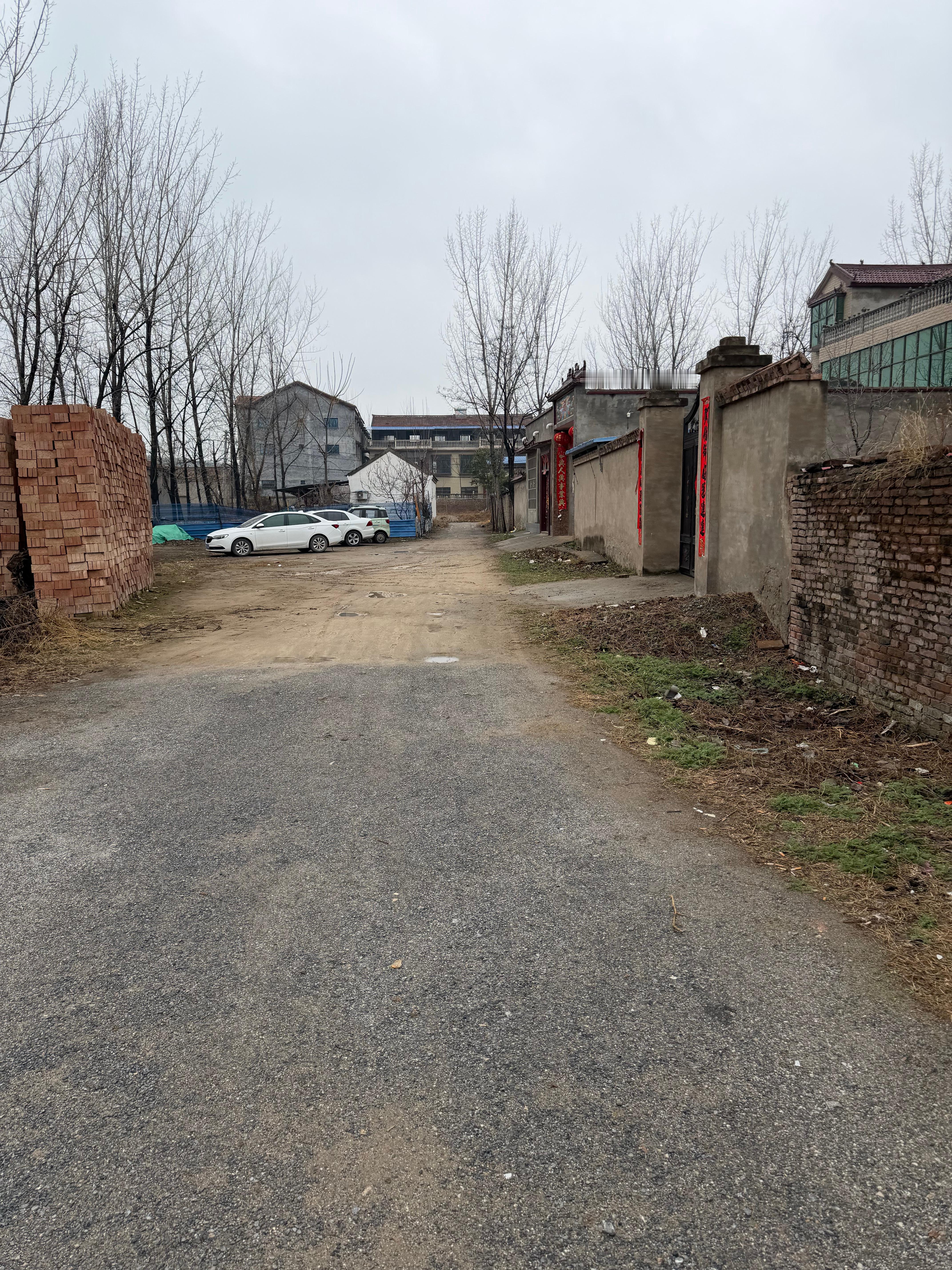 有粉丝说，我生活的河南农村属于上古农村，因为他所在的农村，就看村间道路和房子建筑