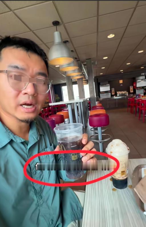 男子在美国发布的一个吐槽视频：在麦当劳喝可乐，工作人员会问你要中杯或者大杯，两者