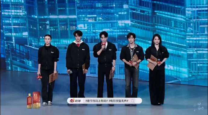 站位这东西，即使没有提前安排好，那大家也应该心知肚明默认按番位站吧