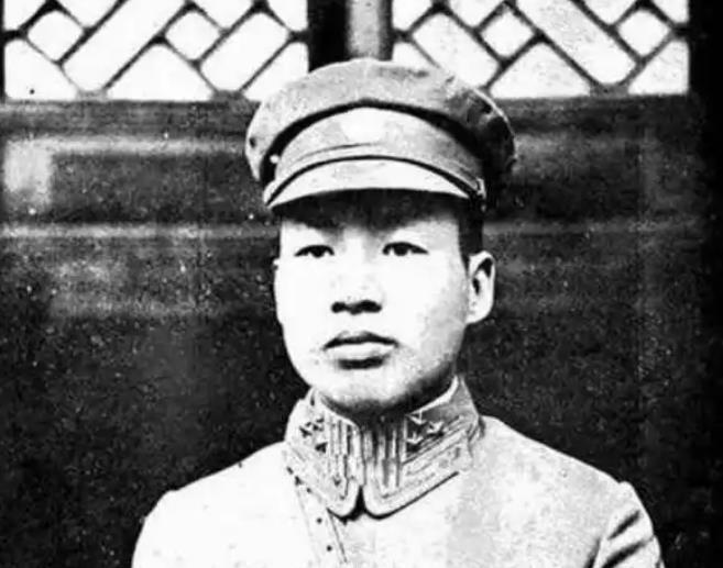 1943年，国军中将刘元瑭从西安逃到雅安，跪在刘文辉面前说：“四叔，我对不起你。