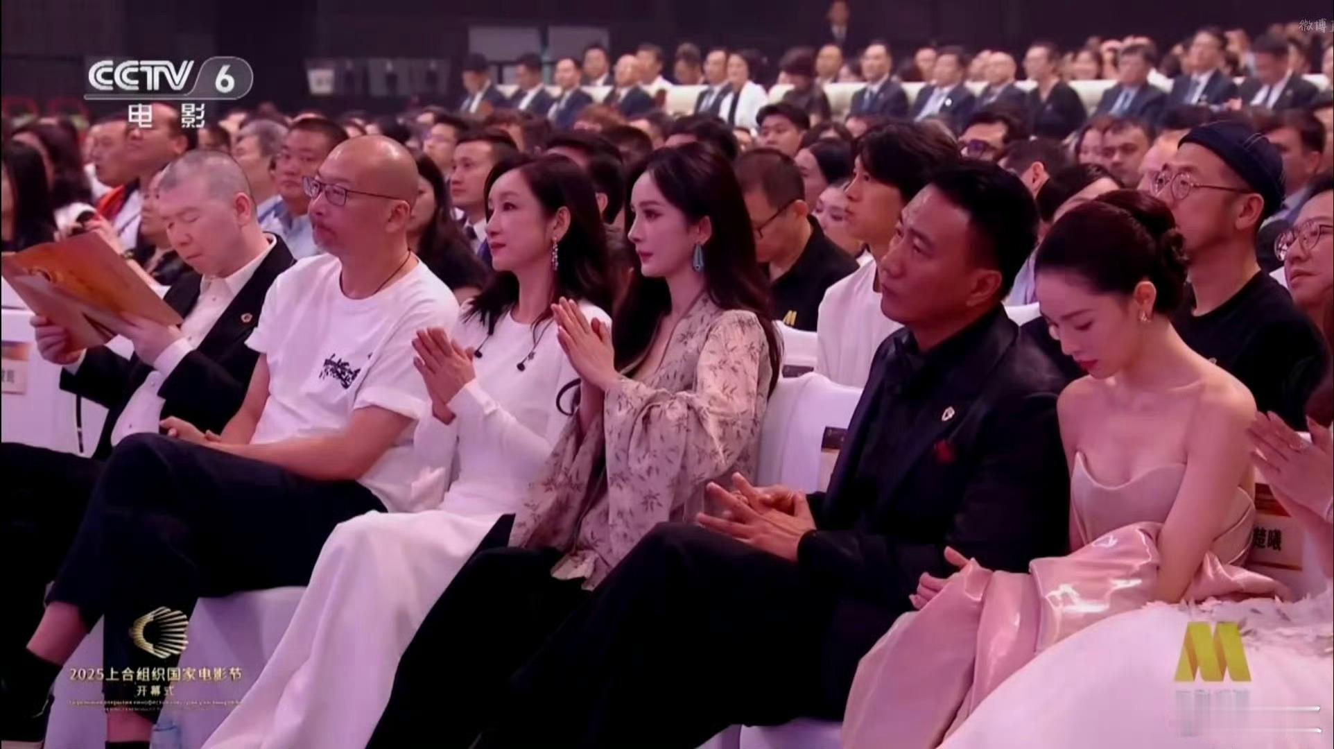 杨幂上合组织国家电影节内场图谁懂啊！央妈镜头下的杨幂，直接把中国电影人的从容大