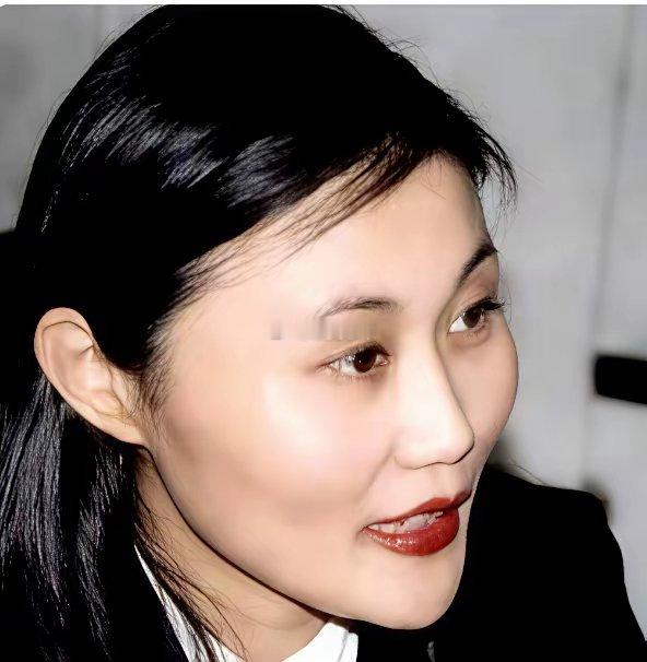 谷爱凌和她妈谷燕，她妈是当年的北大才女