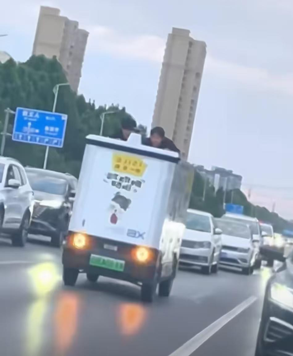#新石器回应车顶趴人系统未干预#【新石器再回应“人趴在无人车随行”：多重因素导