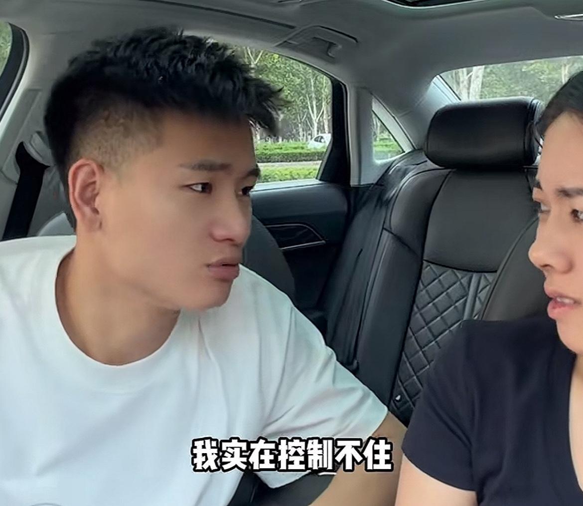 这才是邻里邻居的模样。男子开车数百公里搭邻居女子回家，到家后，女子拿出几百块递给