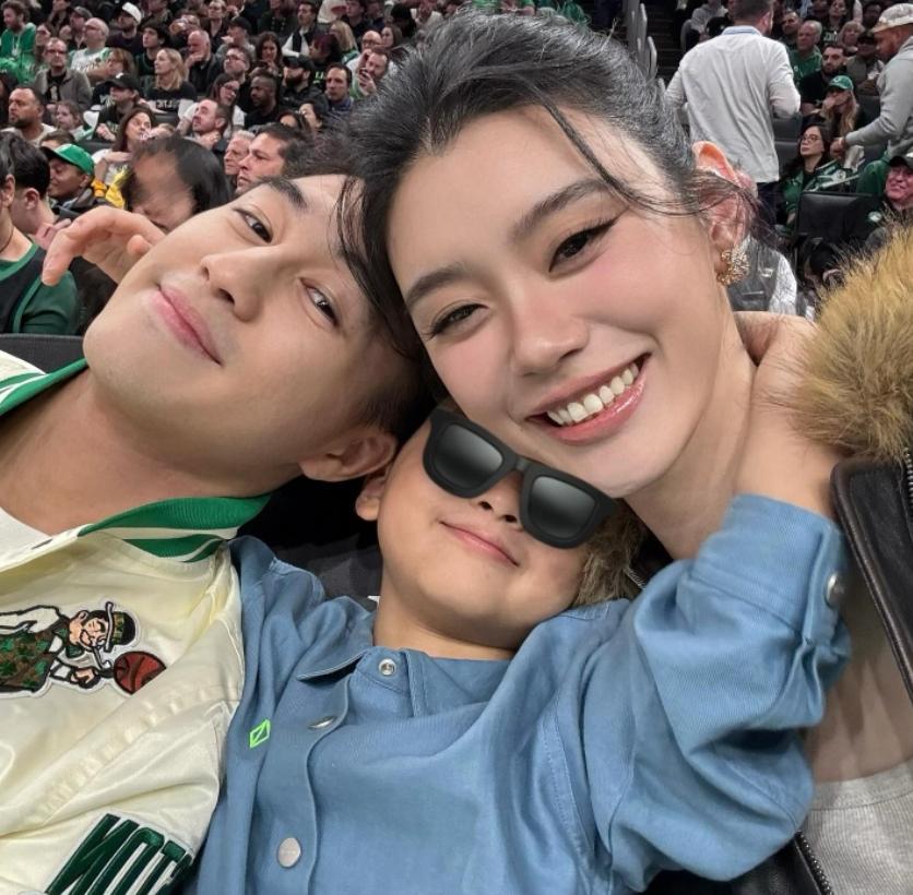 夫唱妇随！绿军小老板何猷君晒动态，自己和老婆奚梦瑶陪儿子过生日有些人出生就在