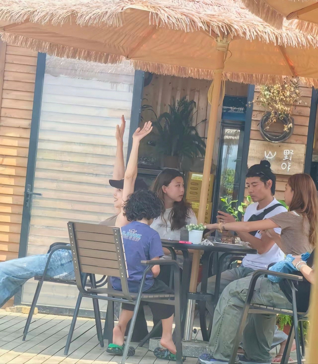 蔡少芬张晋带着三个孩子全家出动打卡贵州绝美瀑布咖啡，蔡少芬气色超好素颜状态不要太