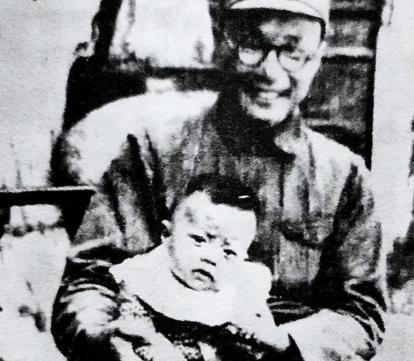 1945年深夜，一男子爬进了延安保育院的窑洞。突然，他拿出锋利的匕首，残忍地扎了