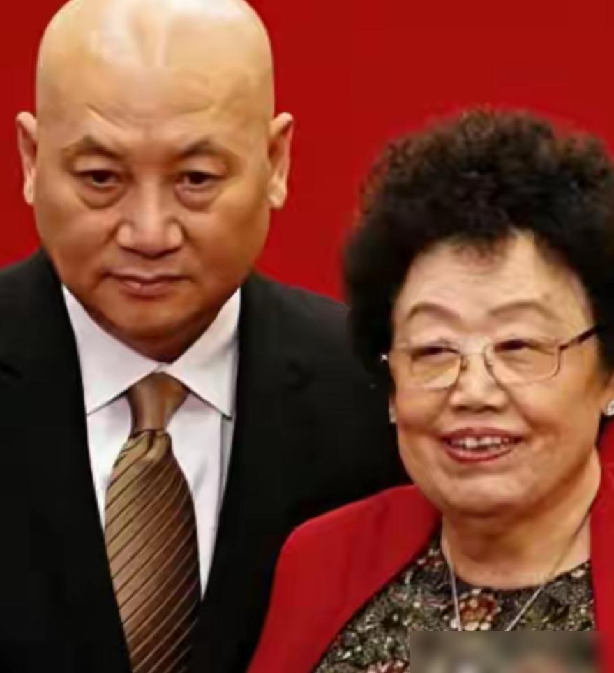 迟重瑞拒绝百亿遗产，全网唏嘘他傻？你没看懂。这男人看上的，根本不是钱，而是那张他