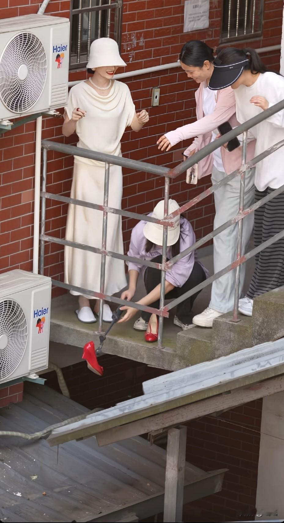 真害怕她一抖动裙子，又掉下去了