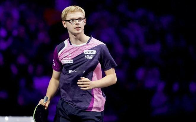 万万没想到，上届男单冠军被淘汰还以为这次比赛在这费利克斯.勒布伦的家乡打，指