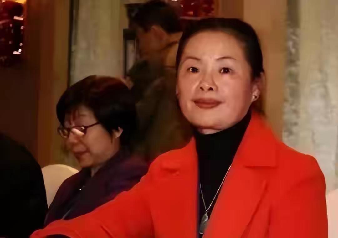 1996年，泉州清泉山脚下的工地上，一台推土机正“突突突”地响着，铁爪刚要碰到新